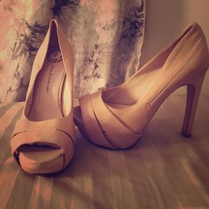 House of Harlow high heel pumps
